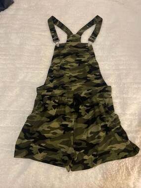 Camo Print Shortall Overalls Size L (11-13)
Fits like a medium
